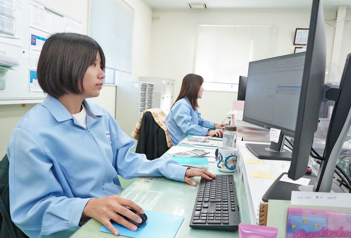 製造事務の作業風景